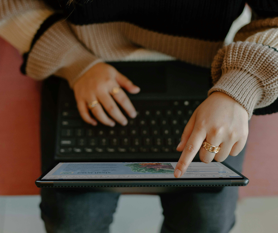 woman-pointing-at-laptop-with-gold-rings-on